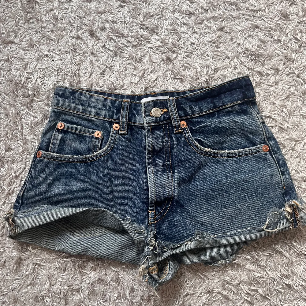 korta shorts från Zara, köpta för cirka 2 år sedan 💕 Säljer på grund av att de är alldeles för små för mig som har storlek 36 💞Skriv för mer bilder 💗. Shorts.