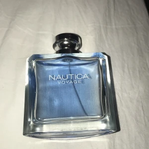 Nautica voyage perfume - Inte använd alls mycket den är 100ml men har kvar typ 90ml.Bra sommar Perfume och billig
