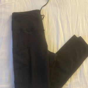 Träningsbyxor  - Svarta träningsbyxor från soc. Finns fickor på var sida av låren. Snören på insidan så du kan knyta i midjan. Bra skick. Strlk S.