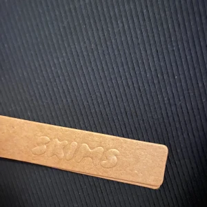 Lång snygg klänning från Skims - En snygg och elegant svart klänning från Skims. Aldrig använd, etiketten är fortfarande på. Den kan användas till vardag med snickers eller på kvällen med ett par snygga skor. Passar till allt 