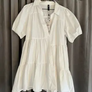 Säljer denna superfina vita klänning från zara, perfekt till student eller liknande!!🥰Är helt oanvänd.