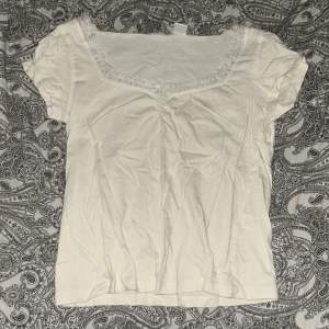 jättesöt kräm/off-white tröja med små paljetter vid kragen. står storlek 38/40 men passar perfekt på mig som bär S! 🎀
