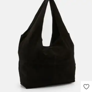En svart, rymlig, äkta väska från Beck Søndergaard, köpt på deras egna hemsida. Modellen: Dalliea Bag. Väldigt stilren och passar till allt. Använd ett fåtal gånger. 