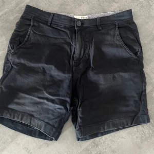 Shorts - Säljer dessa mörkblå Selected homme shorts i storlek M för endast 150kr. Nypris 499kr, dom är i bra skick så först till kvarn.