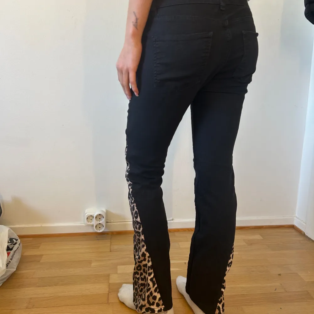 Remake leopard jeans Innerbenslängd: 70cm Midja: 75cm. Jeans & Byxor.