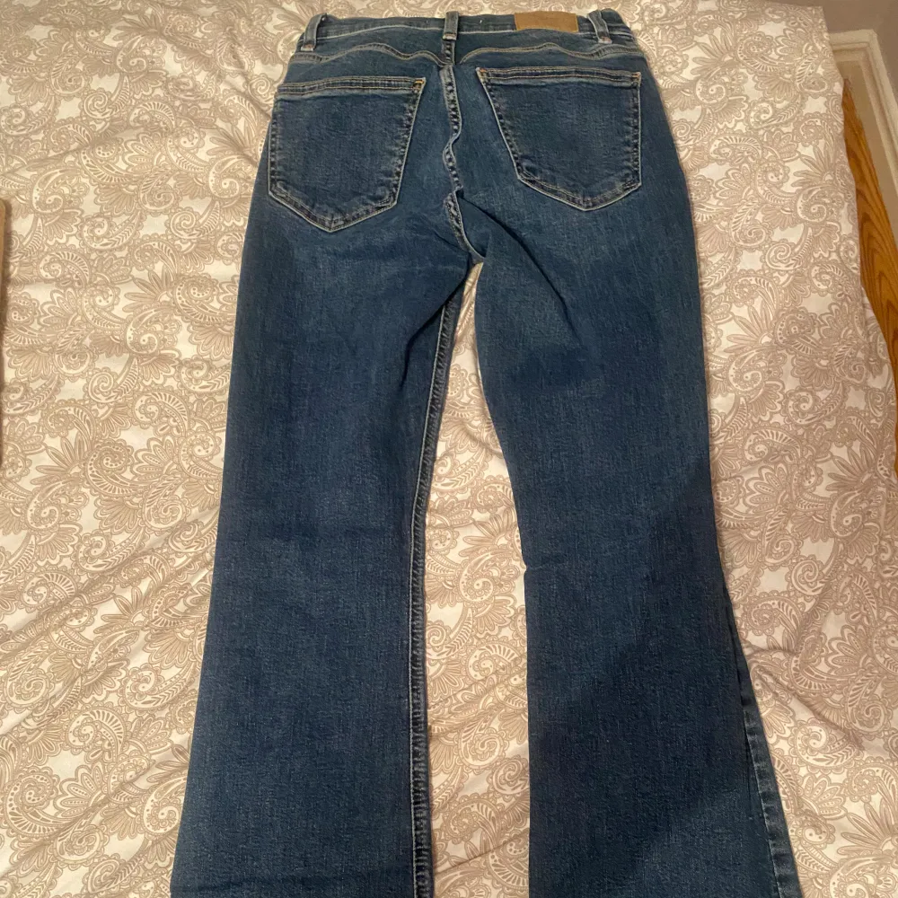 Säljer dessa snygga och sköna jeansen från Gina tricot. I stl 34. Knappt använda och är som nya, inga defekter.Stretchigt matrial. Hör av dig om du har frågor💕. Jeans & Byxor.