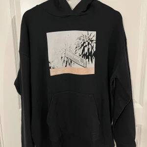 Svart Hoodie - Svart Hoodie med bild Regular Fit