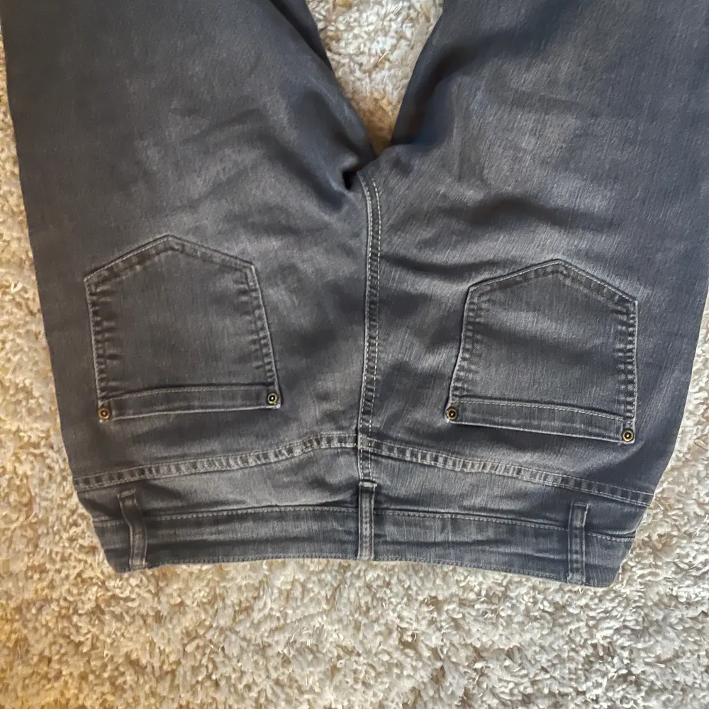 Vintage Low waist bootcut jeans från märket Rainbow. Fina jeans i bra skick. Säljer pga att dom inte kommer till användning. Jag köpte dom nya för ca 900kr. Skriv gärna ifall du har fler frågor och funderingar ❤️. Jeans & Byxor.