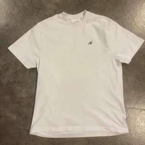 Axel Arigato t-shirt - Axel Arigato t-shirt som aldrig använts då den är för stor för mig. Sitter lite större än S. Nypris 900kr