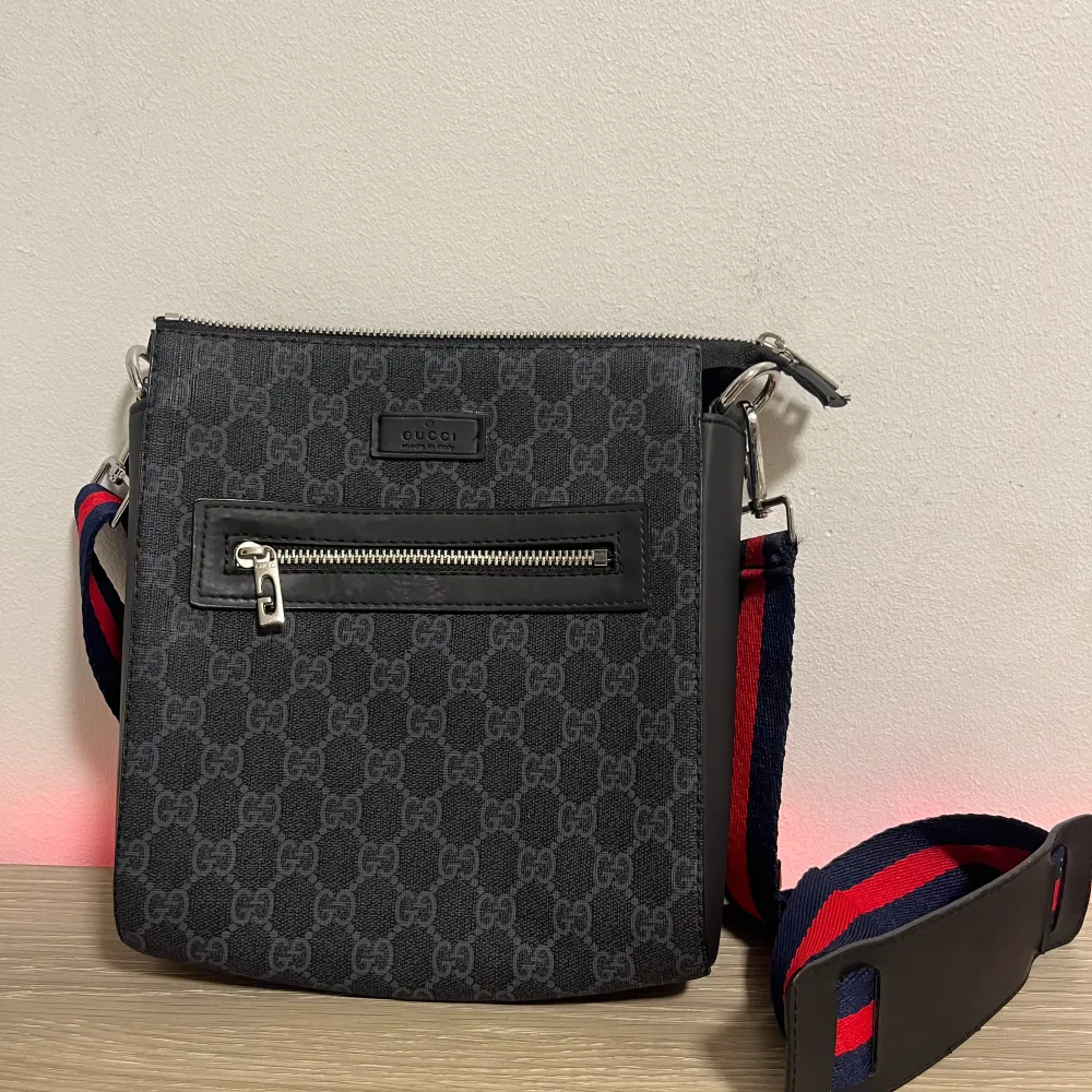 Hej, Gucci Messenger bag. Alldrig använts bara legat i skåpet. Priset är 300:- Pris går att diksuteras vid snabb affär Mvh  Sallad. Väskor.