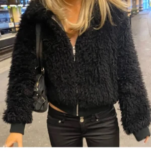 Teddy jacka  - Säljer min helt slutsålda teddyjacka.Den har inga defekter och är bara använd ett fåtal gånger!!skriv för flera bilder eller funderingar💗