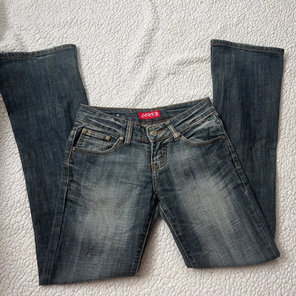 Fina och unika Lågmidjade jeans i fint skick, innerbenslängd:80 midjemått:35  Vill du köpa trycker du på köp nu, jag postar inom 24h. Jeans & Byxor.
