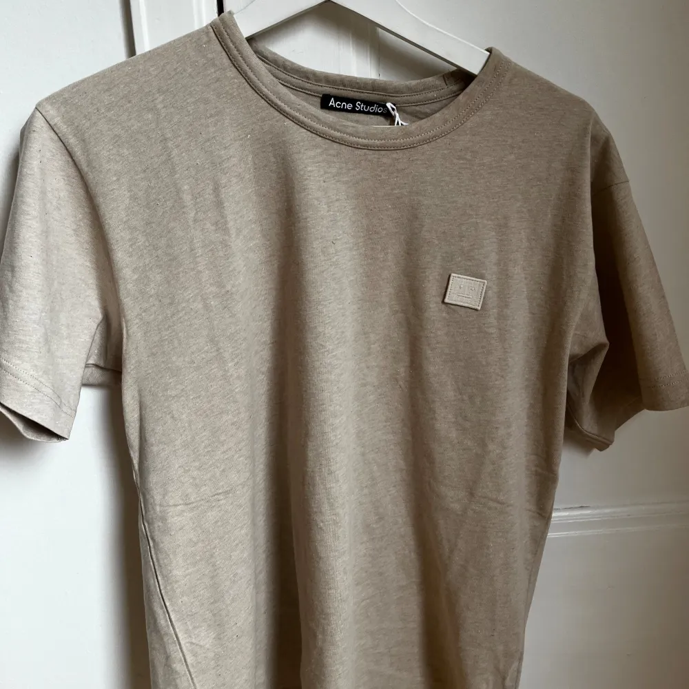 Säljer denna Acne Studios Crewneck då den va för liten Helt oanvänd med tags kvar Köpt för 1400kr XS men passar även S. T-shirts.