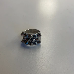 Edblad ring  - jätte fint skick, köpt här på plick men den kommer inte till användning då jag använder mest guld. har lite repor på baksidan, se bild 3. Säljer inte under 190 kr.💗