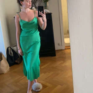 Grön satin klänning - Superfin grön klänning, använd en gång❤️