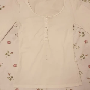 Vit tröja med knappar - Söt vit tight tröja med knappar💗 Köpt från shein, i storlek xs. I tunnt material så perfekt inför sommarn ❤
