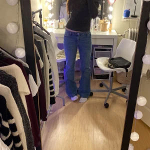 Lowwaist bootcut jeans från monki  - Jättefina bootcut jeans från monki, säljer dom pågrund av att dom var lite små i storleken så dom knappt använda, nypris 500kr💕