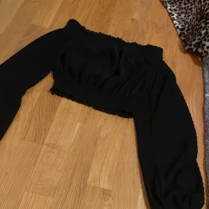 Topp med fina prickar  - Super fin söt top 