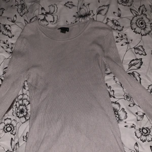 Beige tröja  - Strl 36/36. Den är använt men i väldigt fint skick. Beige/grå i färgen 🤗Kan säljas för lägre pris vid snabb affär.