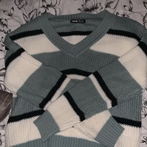 Stickad tröja - Strl S. Har bara provat den annars inte använd 😊Orättvis färg på den blåa färgen. Säljes för lägre pris vid snabb affär 🤗