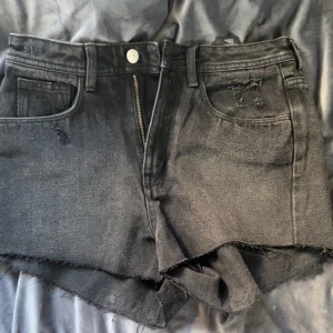 Shorts från H&M - Säljer shorts från H&M tror ja, säljer då ja inte gilla att dom va högmidjade, använda kanske 2 gånger stolek 36/Xs men känns större så skulle säga S. 50kr