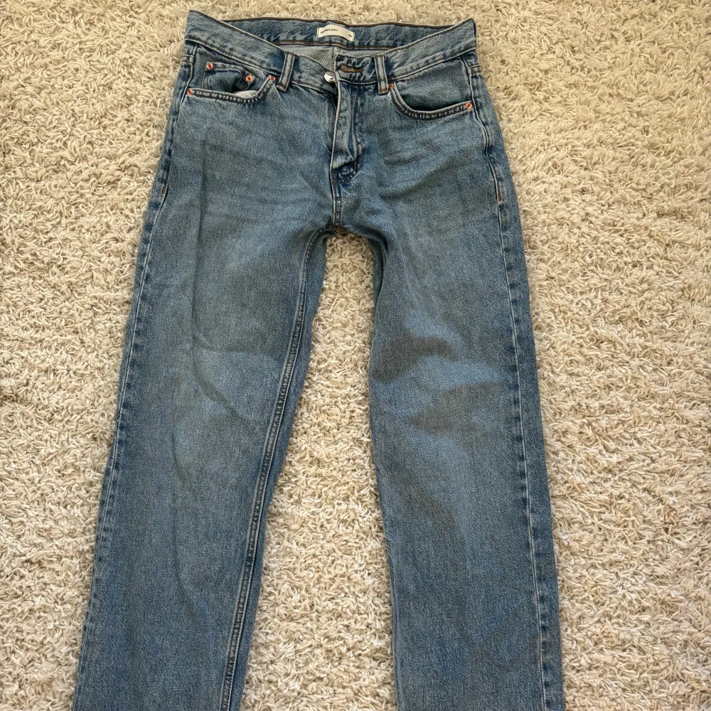 Raka jeans från Gina med låg midja, nypris 600kr. Jeans & Byxor.