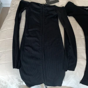 Klänningar  - - Svart ny Prettylittlething NY  strl 32 (stretchig) pris 150kr - Svart Fashion Nova S pris 100kr - Svart-vit Gina Tricot NY strl M 200kr - Beige Divided XS 100kr - Rosa strl 36 (stretchig) 150kr - Gul Gina tricot strl XS 150kr