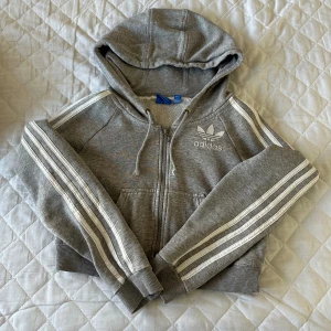 Tröjor  - Två adidas tröjor en luvtröja och en vanlig magtröja , säljer dom båda tillsammans men kan också säljas separat då vi kan komma överens om pris. Men vill helst sälja båda tillsammans!