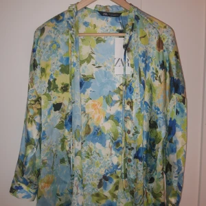 Somrig blus från Zara - Jättefin och somrig blus från Zara, den var för liten för mig.   Nypris: 299 kr