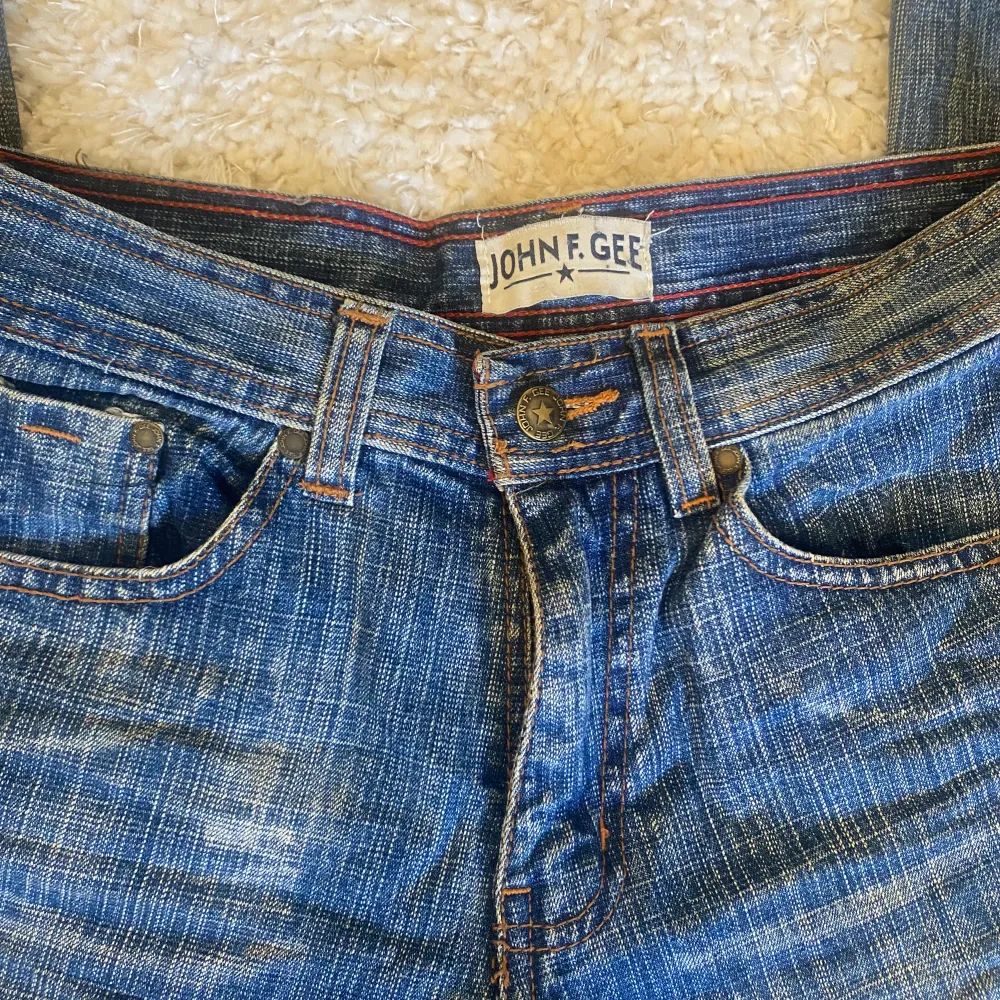 Midwaist flare jeans, sitter som xs. Midja-37 cm, innerbenslängd- 79 cm💗 köpta second hand🥰 . Jeans & Byxor.