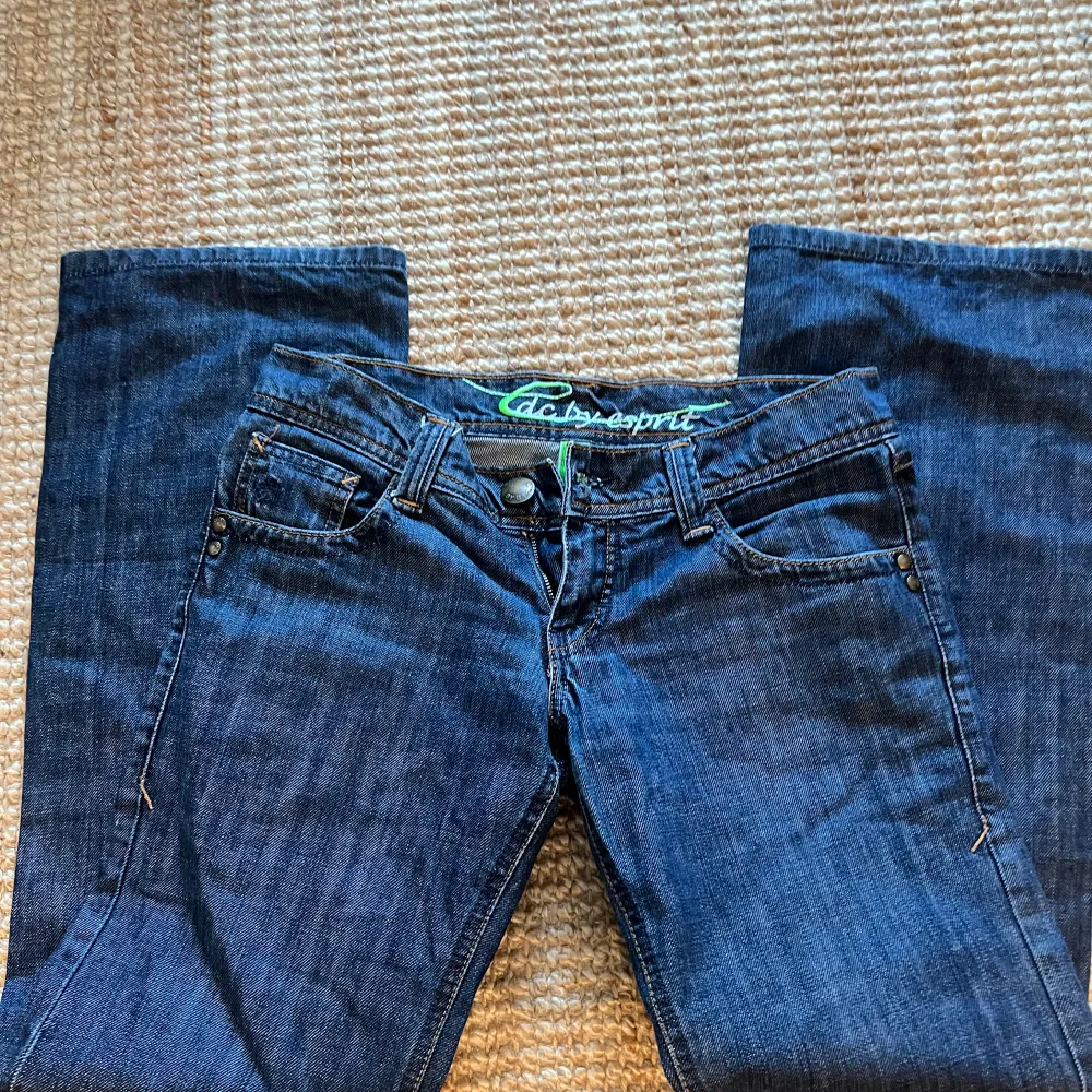 mörkblå lågmidjade esprit jeans som jag säljer för dom inte passar💕  midjemått: 40 cm. Jeans & Byxor.