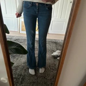 Lågmidjade jeans - Bra skick, nytvättade därför skrynkliga! Säljer för jag måste ränsa garderoben. W26 L32
