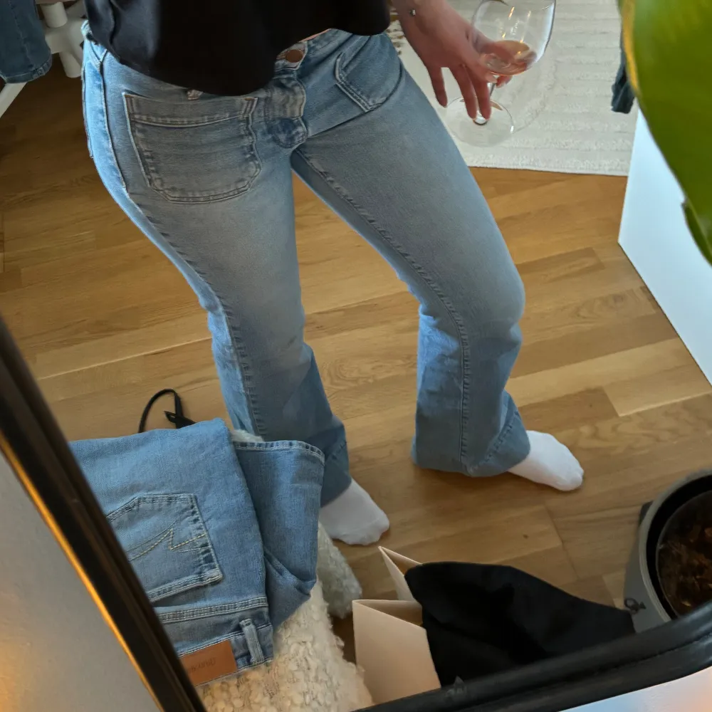 Flare Wrangler jeans med coola fickor fram + bak! ❤️‍🔥 Snyggt till allt, orginal pris: 949kr Innerbenslängd: 80cm Midjemått: 70cm. Jeans & Byxor.