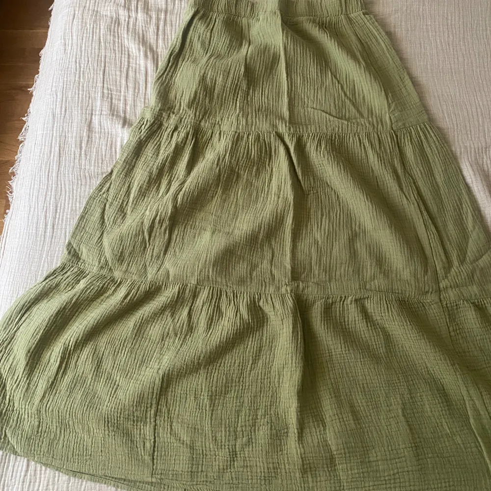 Så fin grön kjol i underbar grön färg! För liten för mig så aldrig använt!. Kjolar.