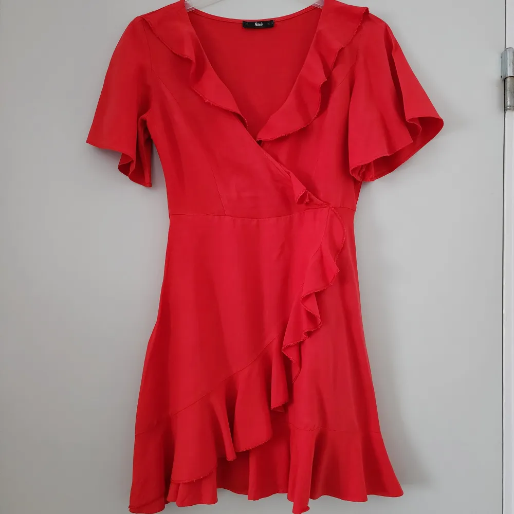 En jättesöt mini klänning i röd. 100%bomull. Använd fåtal gånger. Perfekt för vår/sommar. Har en liten skavank som knappt syns, se bild 5. Färgen kan varieras i verkligheten. Finns i rök och djurfritt hem.. Klänningar.