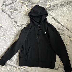Polo Ralph lauren  - Helt ny polo zip hoodie. Den e i storlek M riktigt snygg kofta passa på att köpa.