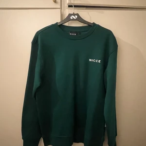 Nicce sweatshirt - Knappt använd, nyskick storlek S passar även M Nypris 700kr