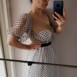  Balklänning eller sommarklänning  - Helt nytt oanvänd. Jag använder storlek S men ibland M. Den här klänningen är mer M en S men kanske en S med store brösten. 