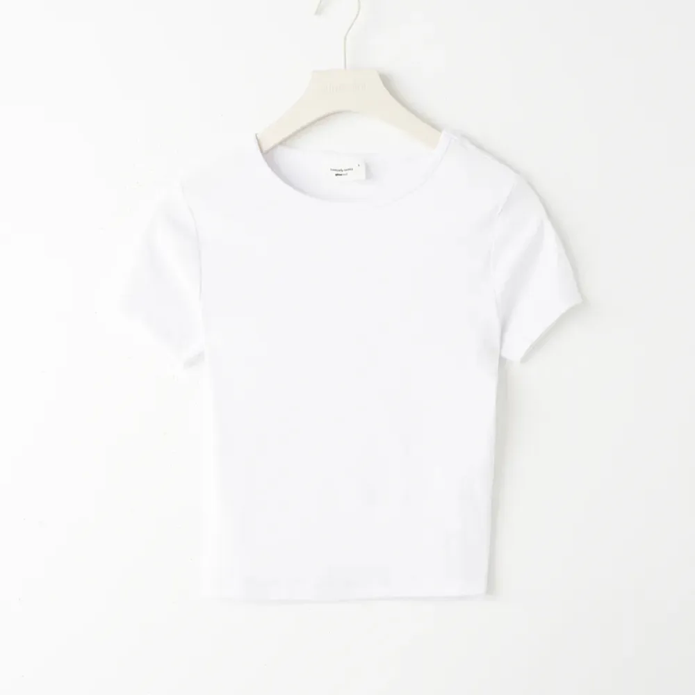 Jättefin vit baby tee från Gina Tricot! Använd 2-3 gånger 🩷. T-shirts.
