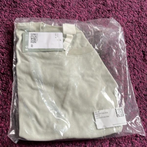 Oanvänd croptop  - Oanvänd turkos croptop från Hm! Har en likadan och den är jätteskön men denna kom tyvärr aldrig till användning. Pris diskuterbart ❤️