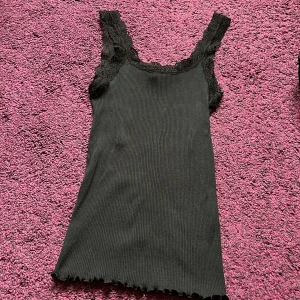 Spetslinne  - Svart spetslinne. Superfint och skönt. Ribbat. Pris diskuterbart 🤗❤️