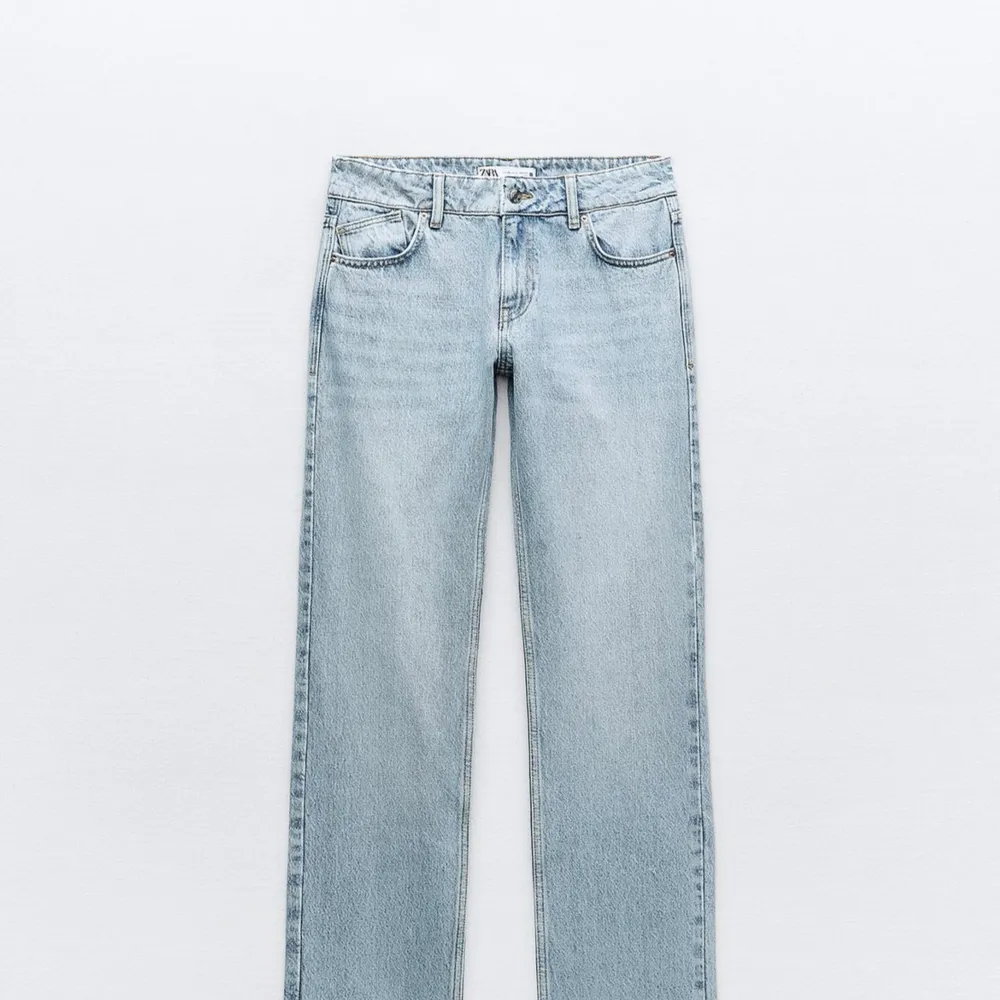 Jag säljer dessa så himla snygga och trendiga jeansen från Zara i modellen ”raka låg midja full length”. Dem är använda en gång och är i storlek 40 men passar 38 lika bra. Nypris var 399kr så jag säljer direkt för 300kr inklusive frakt. . Jeans & Byxor.