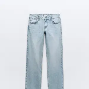 Jag säljer dessa så himla snygga och trendiga jeansen från Zara i modellen ”raka låg midja full length”. Dem är använda en gång och är i storlek 40 men passar 38 lika bra. Nypris var 399kr så jag säljer direkt för 300kr inklusive frakt. 