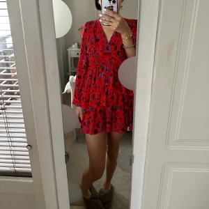 Blommig klänning  - Jätte söt klänning, nyskick använt 2 gånger. Inte kommit till användning 