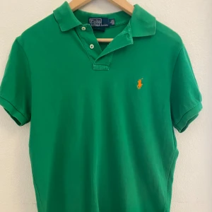 Ralph lauren piké - Stilig piké som är perfekt till sommaren pikén har inga defekter. Storleken är L men sitter som en M🔥Den är i toppenskick och knappt använd💫 har ni frågor så är det bara att fråga på jag svarar på allt!