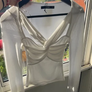 Sommartopp  - Jätte söt topp som aldrig är använd.  Storlek xs använd gärna köp nu