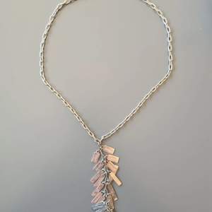 Set från Swatch Bijoux med halsband och armband i rostfritt stål från serien GLARING Serien släpptes 2004 Halsband längd 45cm Artikelnummer JPM011-U Armband längd 20cm  Artikelnummer JBM015-U Både halsband och armband är använt, men är i fint skick.