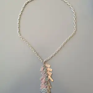 Set från Swatch Bijoux med halsband och armband i rostfritt stål från serien GLARING Serien släpptes 2004 Halsband längd 45cm Artikelnummer JPM011-U Armband längd 20cm  Artikelnummer JBM015-U Både halsband och armband är använt, men är i fint skick.