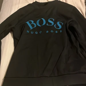 Hugo boss tröja använd Max 5 gånger  - Skick 8-10   Storlek XL men liten i passformen passar både M och L   Snabb affär kan priset sänkas 