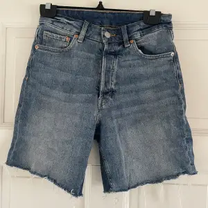 Lite längre jeans shorts från H&M, är i ett stretchigt jeansmaterial. 